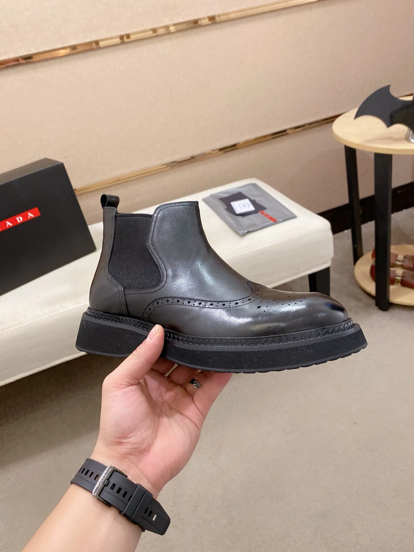 Factory price 760💰 Leather lining optional! 🍁🍁High-quality new PRADA counters are launched at the same time. The new men's shoes and 😘fabric are selected from imported lacquered first-layer cowhide and imported cowhide lining. 👍🏿 High-end ☄️ air-cushion molded anti-slip rubber outsole, exquisite lines, simple and elegant, comfortable and high-end for leisure travel. Code number: 38 to 45